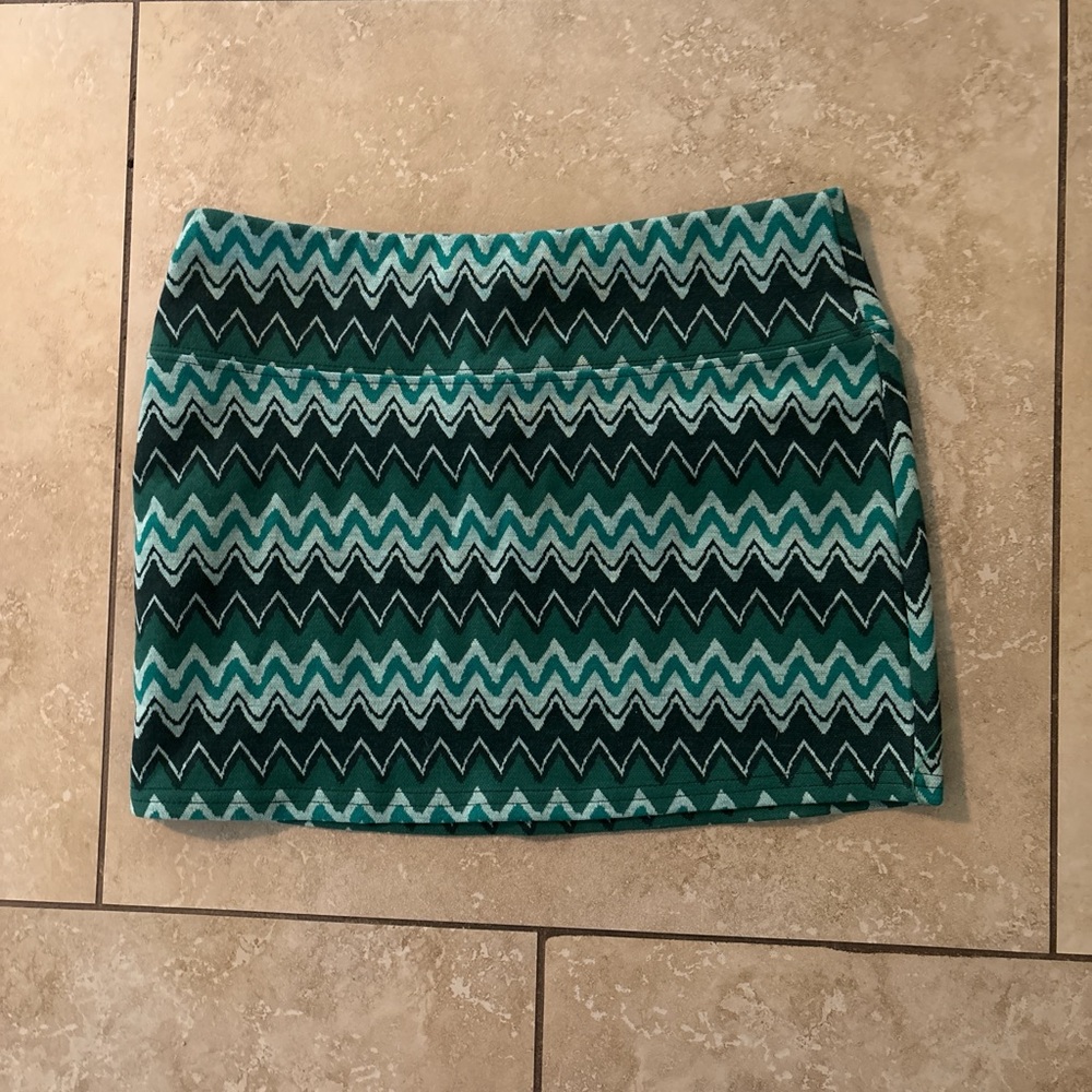 Chevron Patterned Mini Skirt - Picture 2 of 3